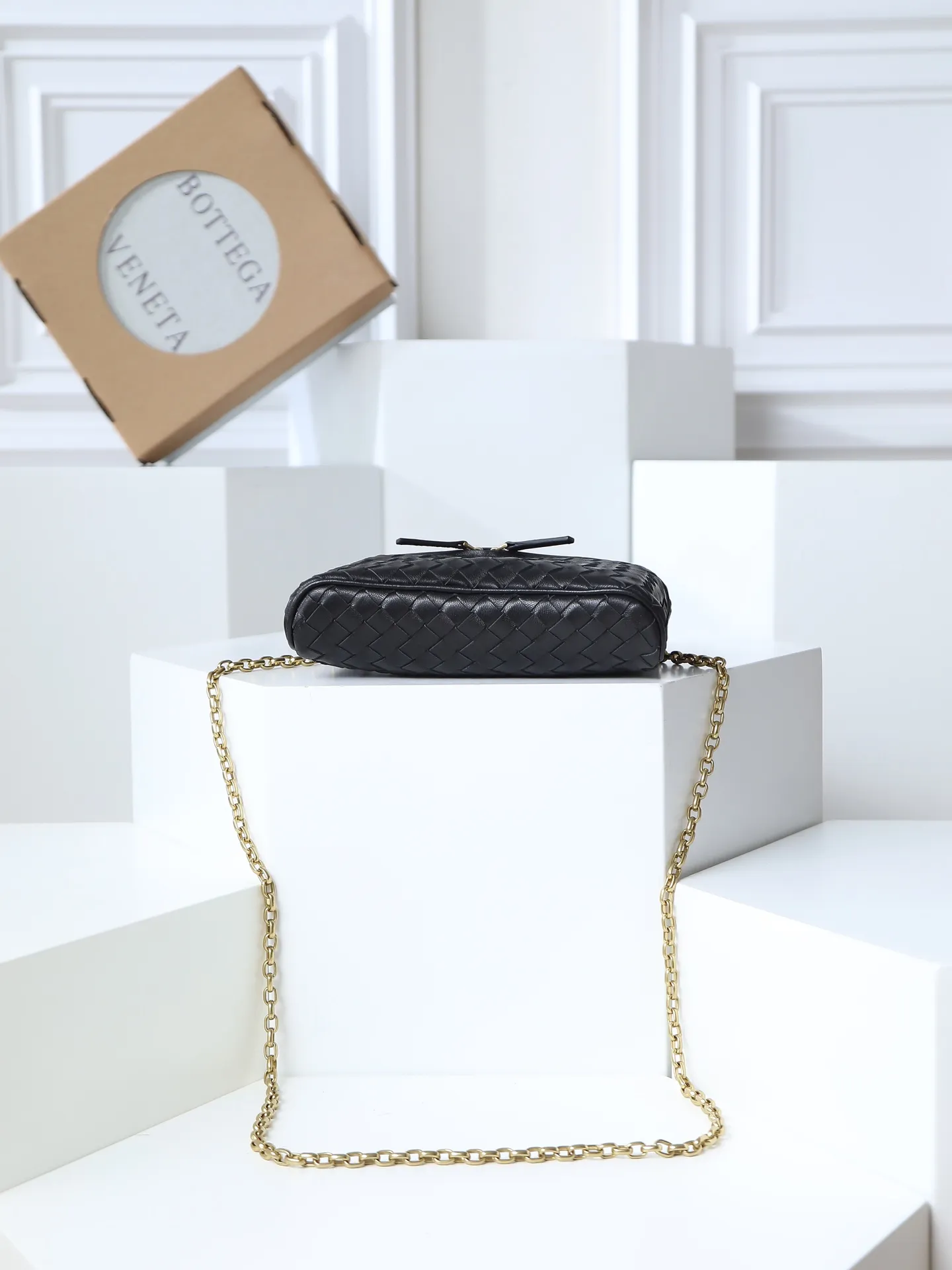 800. BOTTEGA VENETA2025 new women's small Soft Vanity bag adopts the classic Intrecciato weaving technique, inheriting the classics. The ring buckle design 😎 The light metal chain gives you a high-end sense of matching. The chain is removable, so you can wear it as a small bag ~ An elegant small bag that is perfect for participating in events. The overall body of the bag is as soft as marshmallow and can be easily kneaded, showing the strong toughness and high-end feel of the leather. The touch of sheepskin is so amazing. It is so healing when pinched! I have absolutely no resistance to small bags! ! ! Style number: 843800 Size: 19*14*3cm